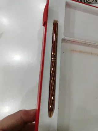 Estuche escolar con calculadora y bolígrafo.