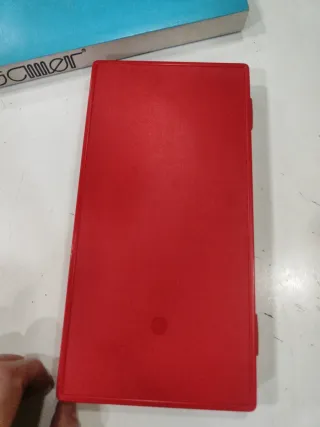 Estuche escolar con calculadora y bolígrafo.