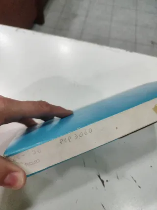 Estuche escolar con calculadora y bolígrafo.