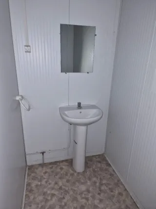 Caseta obra con WC y lavabo