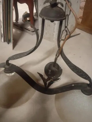 Lampadario in metallo e vetro