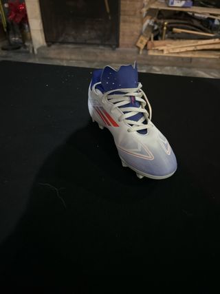 Botas de fútbol Adidas blancas y azules
