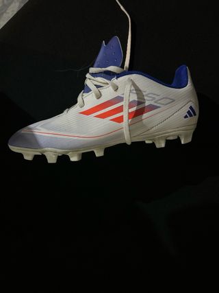 Botas de fútbol Adidas blancas y azules