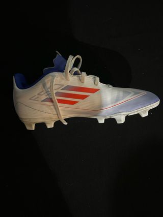 Botas de fútbol Adidas blancas y azules
