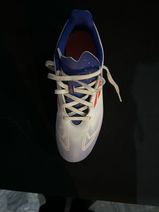 Botas de fútbol Adidas blancas y azules