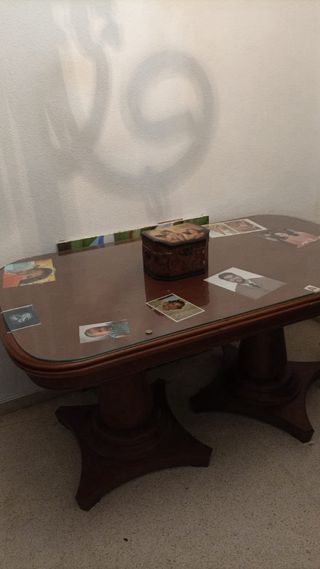 Mesa de comedor de madera y cristal