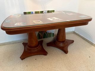 Mesa de comedor de madera y cristal