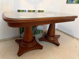 Mesa de comedor de madera y cristal