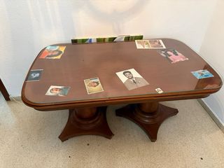 Mesa de comedor de madera y cristal