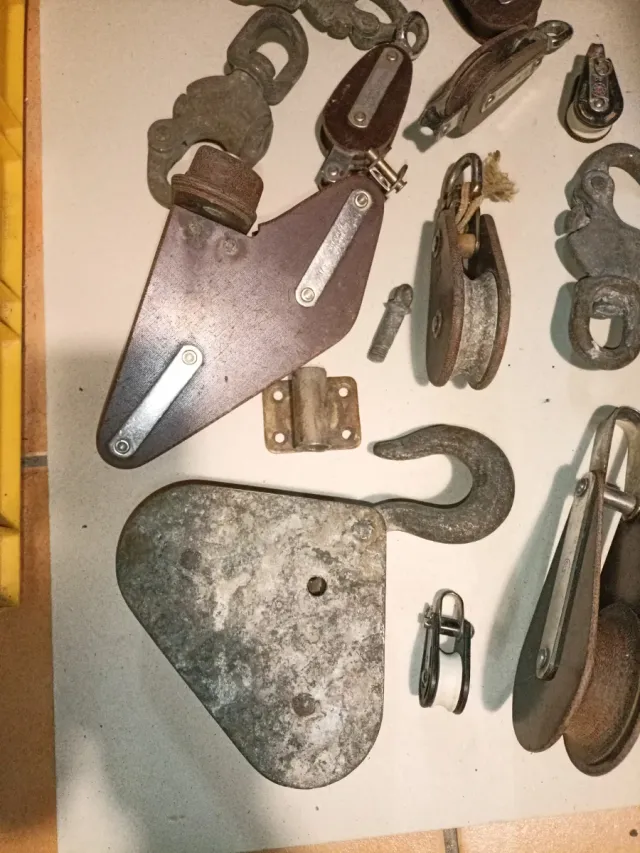 Lote 14 poleas y piezas náuticas