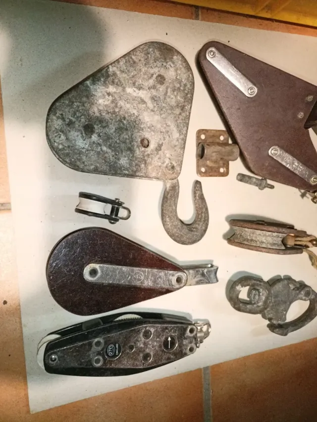 Lote 14 poleas y piezas náuticas