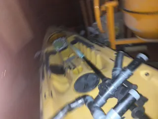 Kayak de pesca amarillo con accesorios
