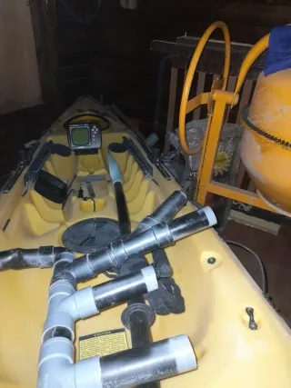 Kayak de pesca amarillo con accesorios