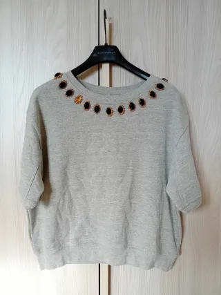 Maglietta grigia con decorazioni