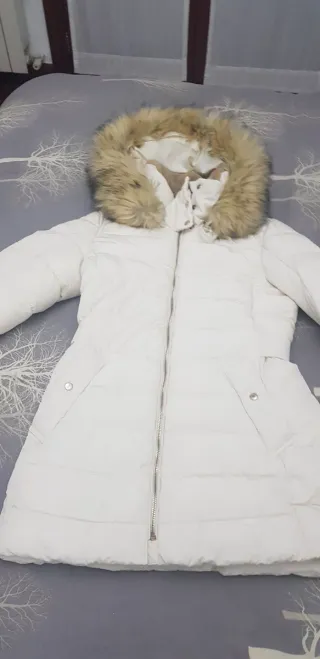 Abrigo acolchado blanco con capucha