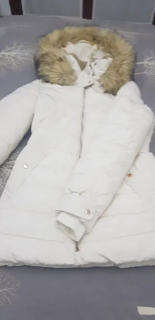 Abrigo acolchado blanco con capucha