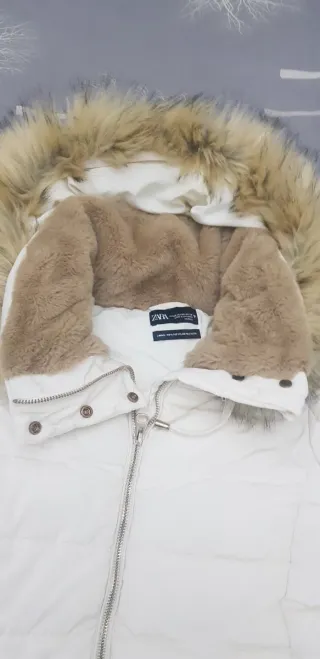 Abrigo acolchado blanco con capucha