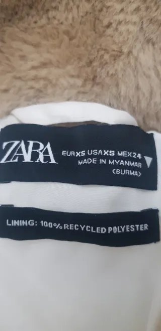 Abrigo acolchado blanco con capucha