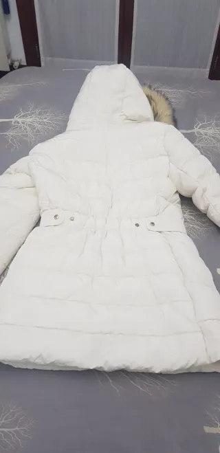 Abrigo acolchado blanco con capucha