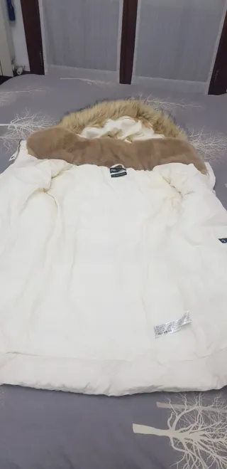 Abrigo acolchado blanco con capucha