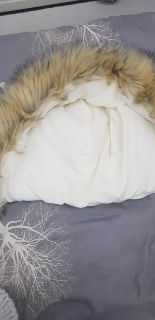 Abrigo acolchado blanco con capucha