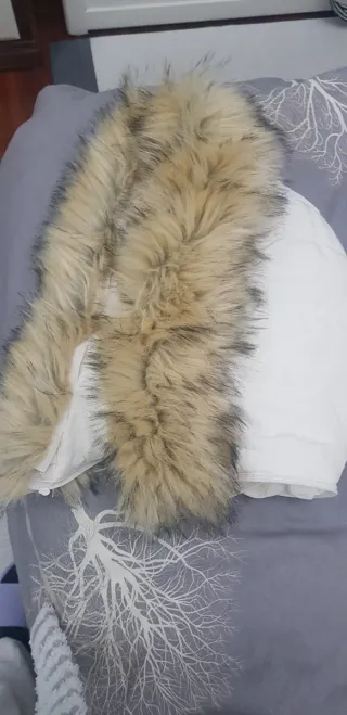 Abrigo acolchado blanco con capucha