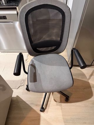 Silla de oficina ergonómica gris