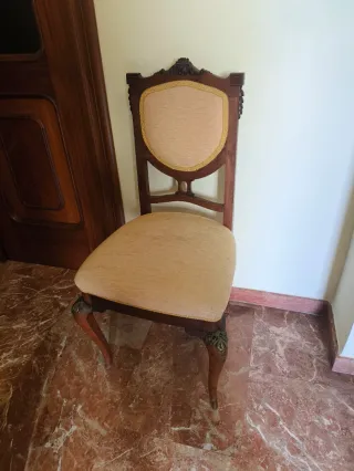 Sillas antiguas de madera y tela