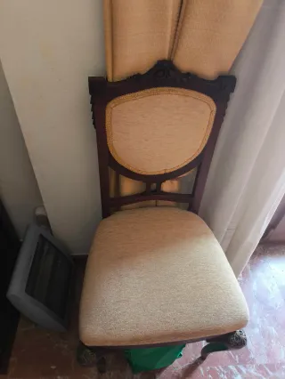 Sillas antiguas de madera y tela