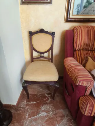 Sillas antiguas de madera y tela