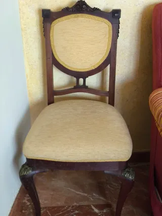 Sillas antiguas de madera y tela