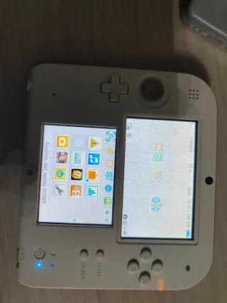Nintendo 2DS Bianca con scheda SD