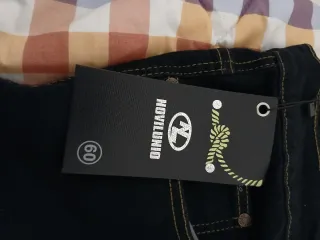 Pantalón con bolsillos laterales. Hombre Talla 60