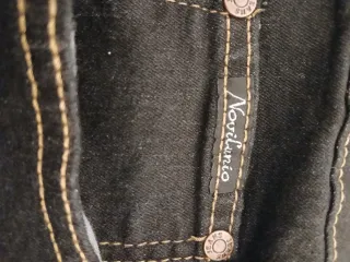 Pantalón con bolsillos laterales. Hombre Talla 60