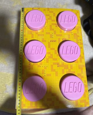Caja de almacenamiento LEGO rosa y amarilla