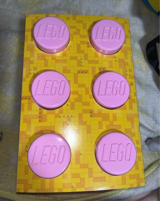 Caja de almacenamiento LEGO rosa y amarilla