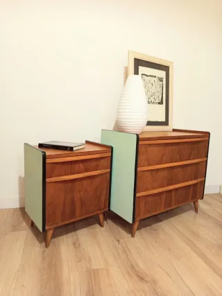 CÓMODA Y MESILLA MID CENTURY.