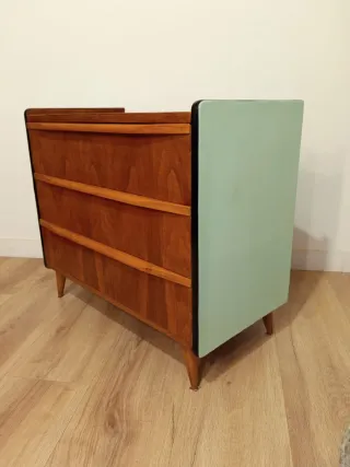 CÓMODA Y MESILLA MID CENTURY.