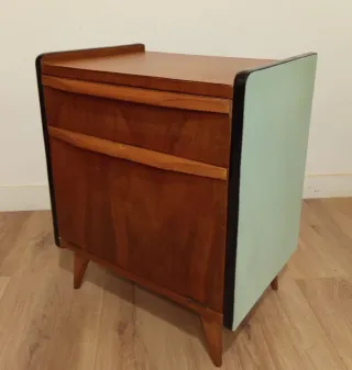 CÓMODA Y MESILLA MID CENTURY.