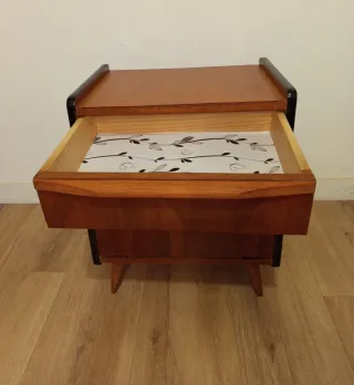 CÓMODA Y MESILLA MID CENTURY.