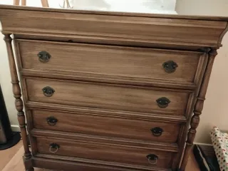 Cómoda de madera marrón