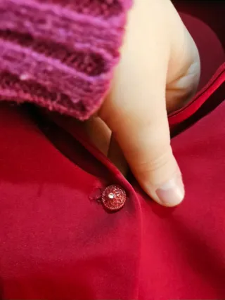 Blusa roja con pedrería