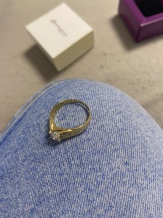 Anillo de oro con diamante