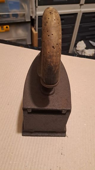 Ferro da stiro antico a carbone