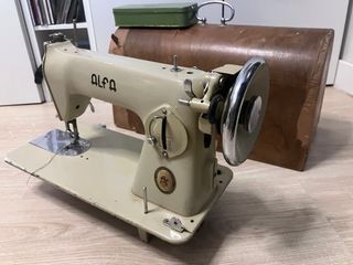 Máquina de Coser Alfa Antigua