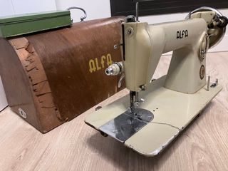 Máquina de Coser Alfa Antigua