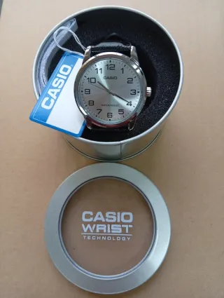 Reloj Casio Correa de piel Negra y Esfera Plateada