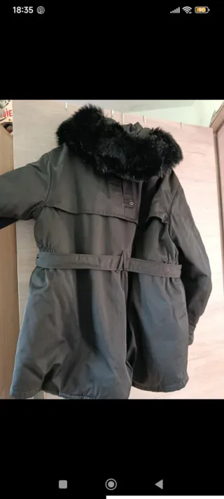 Abrigo negro acolchado y calentito