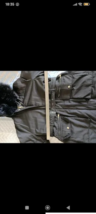 Abrigo negro acolchado y calentito