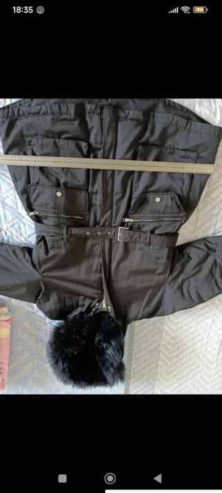 Abrigo negro acolchado y calentito